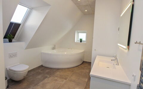 Halldis - 600M from the Sea: Arreglo De Tubería, Piso, Baño, Bañera, Diseño De Interiores, Suelo, Techo, Grifo, Plomería, Lavabo