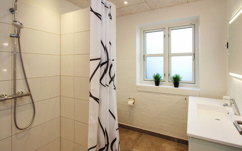 Halldis - 600M from the Sea: Piso, Pared, Arreglo De Tubería, Suelo, Diseño De Interiores, Baño, Plomería, Ducha, Habitación, Grifo