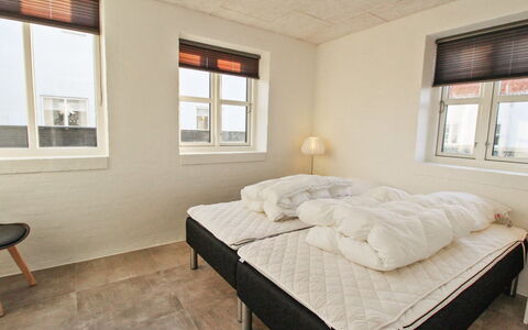 Halldis - 600M from the Sea: Suelo, Habitación, Cama, Piso, Pared, Madera, Diseño De Interiores, Mueble, Sábana, Lecho