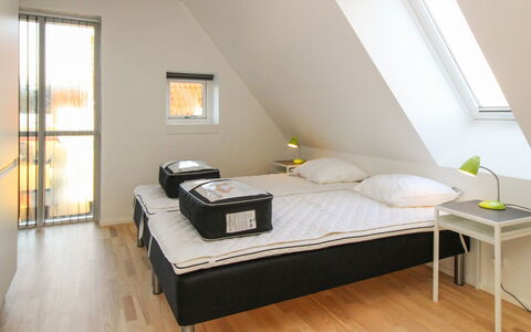Halldis - 600M from the Sea: Cama, Mueble, Diseño De Interiores, Habitación, Suelo, Piso, Madera, Lecho, Sábana, Habitación