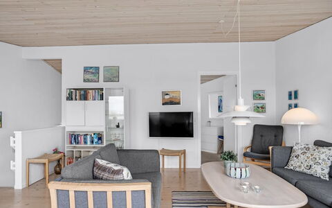 Radica - 50M from the Sea: Mueble, Diseño De Interiores, Piso, Suelo, Madera, Techo, Sala, Sofá, Habitación, Casa