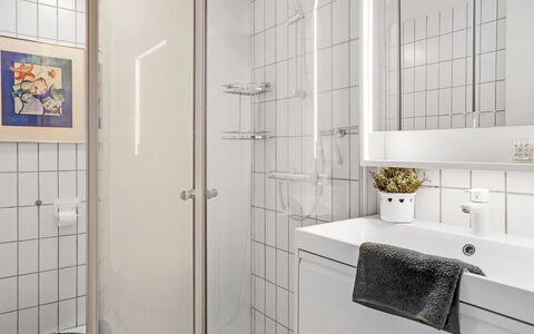 Radica - 50M from the Sea: Diseño De Interiores, Baño, Arreglo De Tubería, Piso, Suelo, Lavabo Del Baño, Mueble De Baño, Lavabo, Plomería, Techo