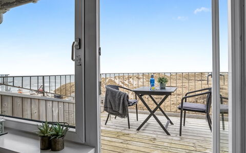 Radica - 50M from the Sea: Madera, Mueble, Suelo, Balcón, Silla, Cubierta, Madera Dura, Mar, Suelos De Madera, Departamento