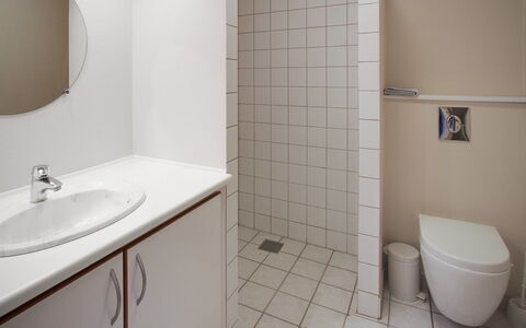 Fritzy - 75M from the Sea: Mueble, Diseño De Interiores, Silla, Piso, Mesa, Recurso, Suelo, Techo, Habitación, Eco Hotel
