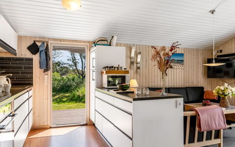 Brunetta - 800M from the Sea: Cocina, Madera, Mueble, Piso, Diseño De Interiores, Mostrador, Suelos De Madera, Aparato De Cocina, Suelo, Electrodoméstico
