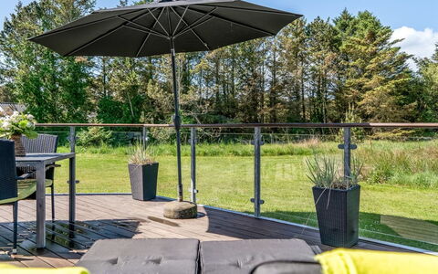 Brunetta - 800M from the Sea: Mueble Para Exteriores, Mueble, Mesa Al Aire Libre, Silla, Suelos De Madera, Cubierta, Madera Dura, Patio, Paraguas, Jardín