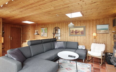 Ehmi - 500M from the Sea: Madera, Mueble, Piso, Sofá, Suelo, Sala, Diseño De Interiores, Manchas De Madera, Madera Dura