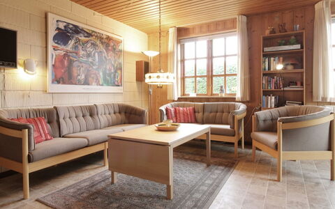 Ehmi - 500M from the Sea: Mueble, Piso, Diseño De Interiores, Suelo, Madera, Mesa, Suelos De Madera, Sofá, Sala, Habitación
