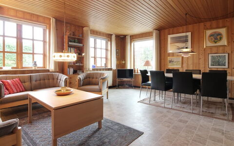 Ehmi - 500M from the Sea: Mueble, Diseño De Interiores, Madera, Piso, Techo, Suelo, Habitación, Sala, Casa, Mesa