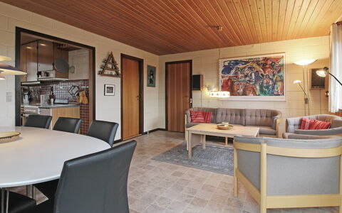 Ehmi - 500M from the Sea: Mueble, Diseño De Interiores, Piso, Suelo, Madera, Techo, Habitación, Silla, Mesa, Sala