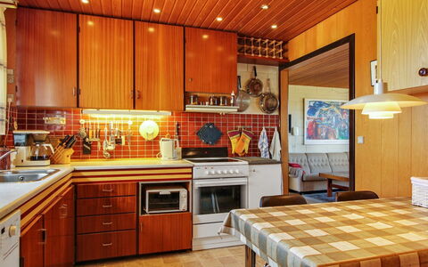 Ehmi - 500M from the Sea: Cocina, Diseño De Interiores, Mueble, Mostrador, Piso, Madera, Aparato De Cocina, Electrodoméstico, Techo, Gabinetes