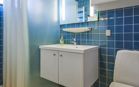 Ehmi - 500M from the Sea: Lavabo Del Baño, Arreglo De Tubería, Baño, Pared, Lavabo, Piso, Diseño De Interiores, Grifo, Suelo, Plomería