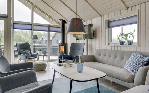 Ina - 1.2Km from the Sea: Mueble, Diseño De Interiores, Piso, Sala, Techo, Suelo, Casa, Lámpara, Departamento, Sofá