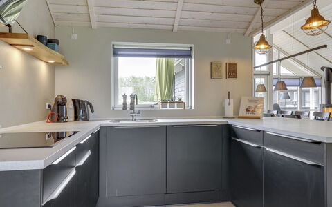Ina - 1.2Km from the Sea: Cocina, Mostrador, Piso, Gabinetes, Aparato De Cocina, Diseño De Interiores, Techo, Arreglo De Tubería, Electrodoméstico, Grifo