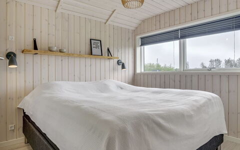 Ina - 1.2Km from the Sea: Madera, Habitación, Techo, Piso, Cama, Suelo, Diseño De Interiores, Lecho, Sábana, Marco De La Cama