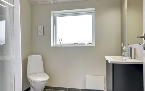 Ina - 1.2Km from the Sea: Asiento Del Baño, Pared, Piso, Suelo, Arreglo De Tubería, Baño, Diseño De Interiores, Baño, Techo, Plomería