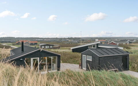 Mylius - 100M from the Sea: Barrio Residencial, Techo, Suburbio, Entrada De Coches, Inmuebles, Tubo De Lámpara