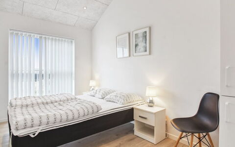 Edgar - 1.5Km from the Sea: Diseño De Interiores, Cama, Habitación, Techo, Suelo, Piso, Mueble, Habitación, Encendiendo, Sábana