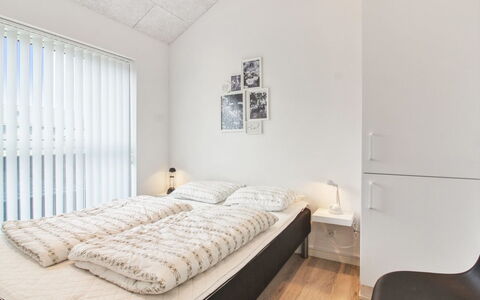 Edgar - 1.5Km from the Sea: Diseño De Interiores, Cama, Habitación, Techo, Suelo, Habitación, Mueble, Piso, Departamento, Lecho