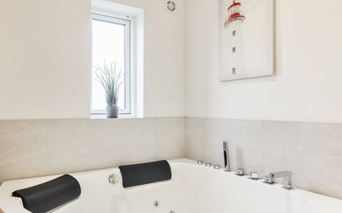 Edgar - 1.5Km from the Sea: Bañera, Arreglo De Tubería, Baño, Diseño De Interiores, Piso, Suelo, Plomería, Habitación, Techo, Grifo