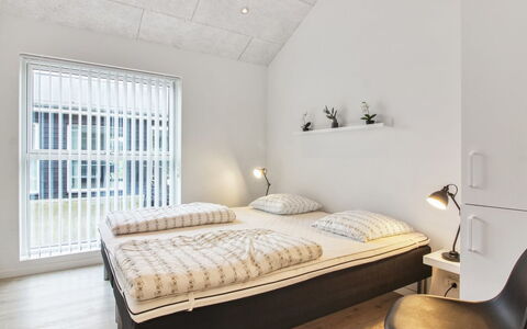 Edgar - 1.5Km from the Sea: Diseño De Interiores, Pared, Techo, Madera, Habitación, Suelo, Piso, Cama, Habitación, Mueble
