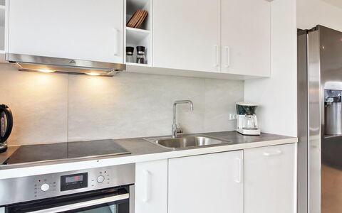 Edgar - 1.5Km from the Sea: Aparato De Cocina, Cocina, Mostrador, Gabinetes, Electrodoméstico, Mueble, Diseño De Interiores, Piso, Madera, Fregadero