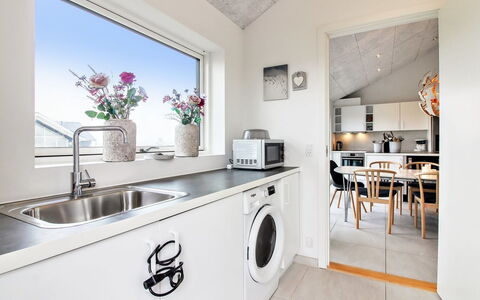 Edgar - 1.5Km from the Sea: Piso, Electrodoméstico, Lavadora, Diseño De Interiores, Suelo, Cocina, Techo, Mostrador, Aparato De Cocina, Secadora De Ropa