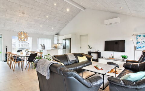 Edgar - 1.5Km from the Sea: Diseño De Interiores, Sofá, Techo, Mueble, Madera, Piso, Sala, Suelo, Casa, Encendiendo