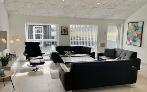 Dwerg - 1.5Km from the Sea: Mueble, Diseño De Interiores, Piso, Pared, Sofá, Suelo, Techo, Sala, Habitación, Lámpara