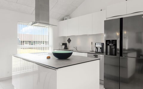 Dwerg - 1.5Km from the Sea: Cocina, Mostrador, Aparato De Cocina, Diseño De Interiores, Piso, Gabinetes, Techo, Electrodoméstico, Lámpara, Suelo