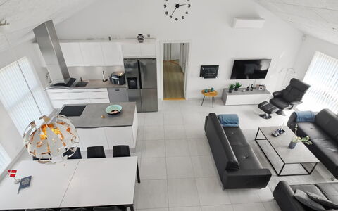 Dwerg - 1.5Km from the Sea: Diseño De Interiores, Piso, Mueble, Sofá, Techo, Suelo, Sala, Encendiendo, Habitación, Casa