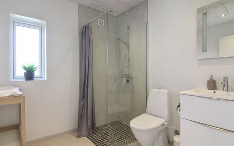 Dwerg - 1.5Km from the Sea: Piso, Suelo, Pared, Arreglo De Tubería, Diseño De Interiores, Baño, Baño, Techo, Asiento Del Baño, Lavabo