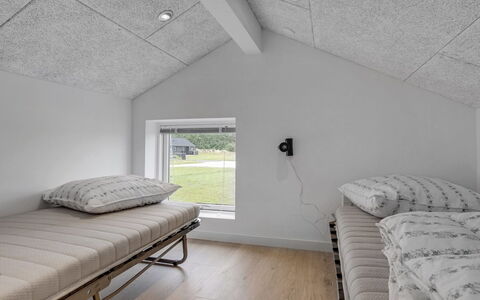 Dwerg - 1.5Km from the Sea: Madera, Techo, Piso, Suelo, Diseño De Interiores, Mueble, Ático, Habitación, Habitación, Cama