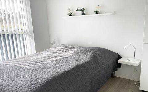 Dwerg - 1.5Km from the Sea: Habitación, Cama, Madera, Piso, Diseño De Interiores, Lecho, Mueble, Sábana, Suelo, Linos