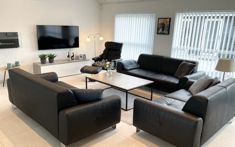 Dwerg - 1.5Km from the Sea: Mueble, Sofá, Diseño De Interiores, Piso, Suelo, Sala, Habitación, Encendiendo, Casa