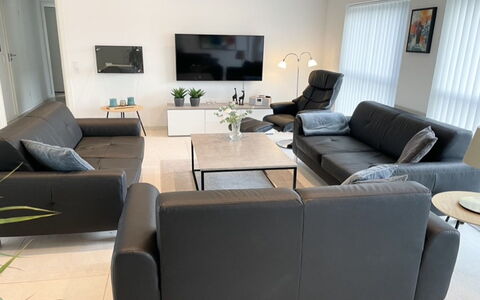 Dwerg - 1.5Km from the Sea: Mueble, Sofá, Diseño De Interiores, Piso, Suelo, Sala, Habitación, Mesa, Encendiendo
