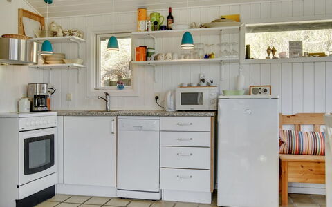 Abbie - 10M from the Sea: Cocina, Aparato De Cocina, Mostrador, Electrodoméstico, Diseño De Interiores, Madera, Piso, Mueble, Gabinetes, Fregadero