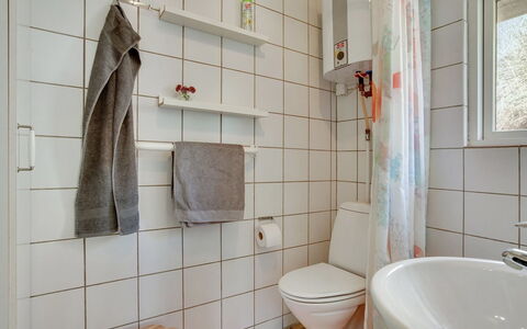 Abbie - 10M from the Sea: Pared, Baño, Piso, Arreglo De Tubería, Diseño De Interiores, Suelo, Baño, Asiento Del Baño, Plomería, Loseta