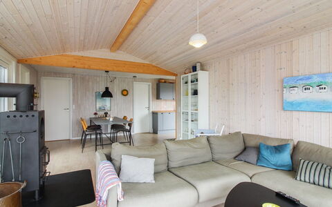 Marino - 480M from the Sea: Piso, Mueble, Madera, Diseño De Interiores, Suelo, Techo, Habitación, Suelos De Madera, Sala, Sofá