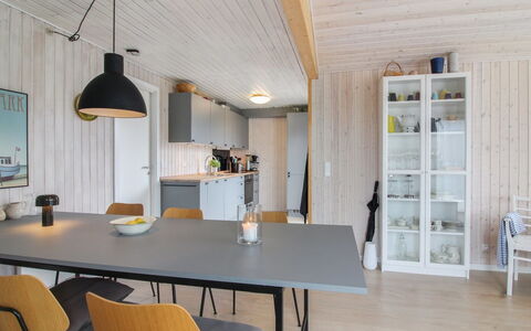 Marino - 480M from the Sea: Mueble, Diseño De Interiores, Piso, Madera, Techo, Cocina Y Comedor Mesa, Suelo, Lámpara, Comedor, Mesa