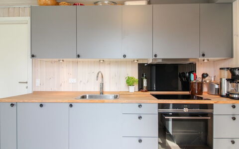 Marino - 480M from the Sea: Cocina, Aparato De Cocina, Mostrador, Piso, Gabinetes, Madera, Diseño De Interiores, Mueble, Fregadero, Electrodoméstico