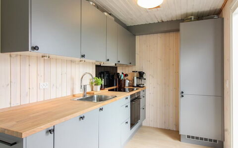 Marino - 480M from the Sea: Cocina, Mostrador, Madera, Aparato De Cocina, Gabinetes, Piso, Diseño De Interiores, Mueble, Fregadero, Lavabo