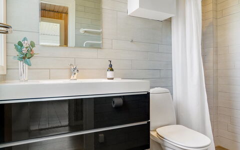 Marino - 480M from the Sea: Baño, Asiento Del Baño, Arreglo De Tubería, Piso, Baño, Diseño De Interiores, Mueble De Baño, Suelo, Lavabo, Lavabo Del Baño