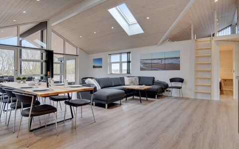 Amitola - 700M from the Sea: Madera, Techo, Diseño De Interiores, Suelos De Madera, Piso, Suelo, Sala, Madera Dura, Tablón, Suelo Laminado