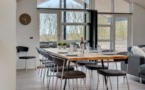 Amitola - 700M from the Sea: Mueble, Diseño De Interiores, Piso, Madera, Silla, Cocina Y Comedor Mesa, Mesa, Techo, Comedor, Suelo