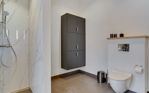 Amitola - 700M from the Sea: Piso, Diseño De Interiores, Suelo, Pared, Arreglo De Tubería, Baño, Baño, Plomería, Encendiendo, Loseta