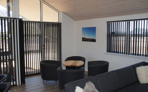 Amitola - 700M from the Sea: Madera, Diseño De Interiores, Techo, Suelo, Piso, Mueble, Casa, Habitación, Sala, Departamento