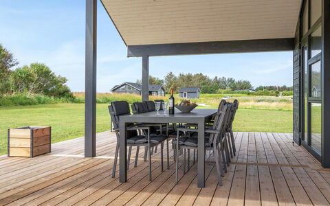 Amitola - 700M from the Sea: Madera, Cubierta, Madera Dura, Sombra, Material Compuesto, Porche, Tablón, Manchas De Madera, Mueble Para Exteriores, Estructura Al Aire Libre