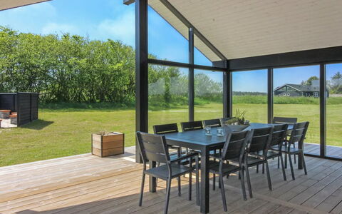 Amitola - 700M from the Sea: Madera, Porche, Piso, Techo, Suelo, Mueble, Sombra, Cubierta, Silla, Madera Dura