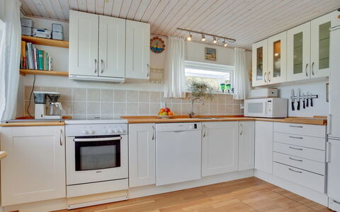 Ecaterina - 100M from the Sea: Cocina, Aparato De Cocina, Mostrador, Piso, Electrodoméstico, Madera, Gabinetes, Diseño De Interiores, Suelo, Electrodoméstico